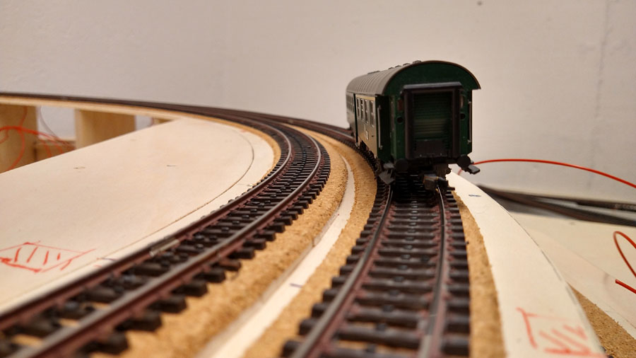 Hier schon gut zu sehen die Überhöhung des Gleises und wie der Wagon in der Kurve liegt.